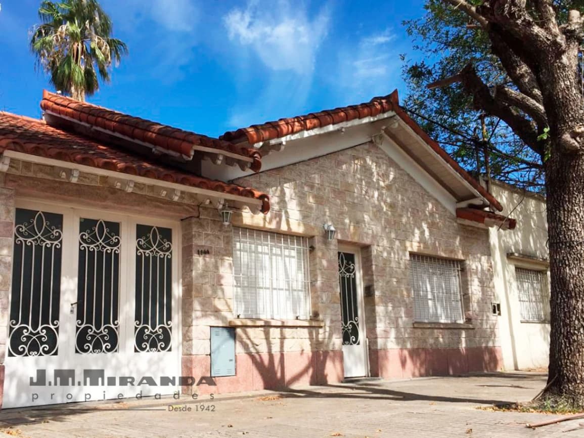 Casa con parque y garage en VENTA